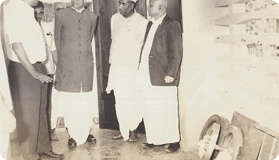 बँक थ्रू हिस्ट्री लेन्स