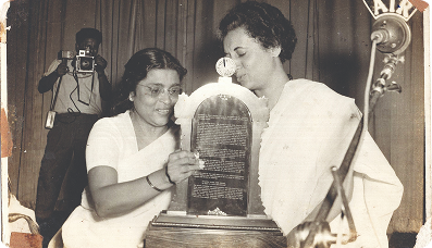 बँक थ्रू हिस्ट्री लेन्स