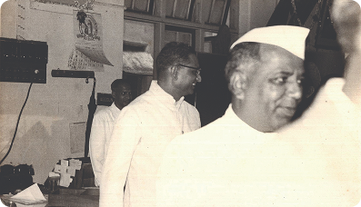 बँक थ्रू हिस्ट्री लेन्स