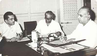 बँक थ्रू हिस्ट्री लेन्स