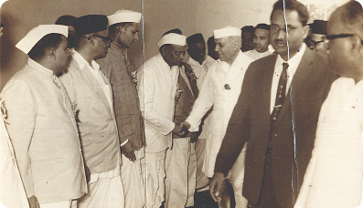 बँक थ्रू हिस्ट्री लेन्स