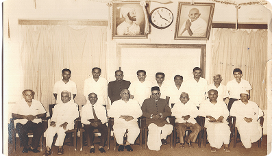 बँक थ्रू हिस्ट्री लेन्स