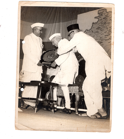 बँक थ्रू हिस्ट्री लेन्स