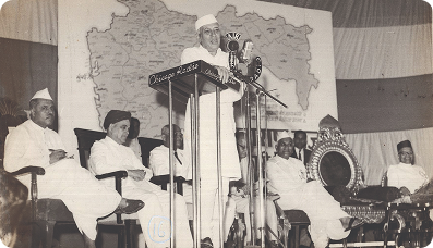 बँक थ्रू हिस्ट्री लेन्स