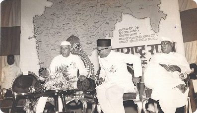 बँक थ्रू हिस्ट्री लेन्स