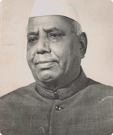 बँक थ्रू हिस्ट्री लेन्स